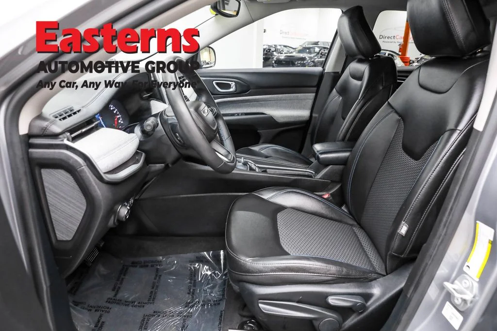 Used 2022 Silver Jeep Latitude image 14