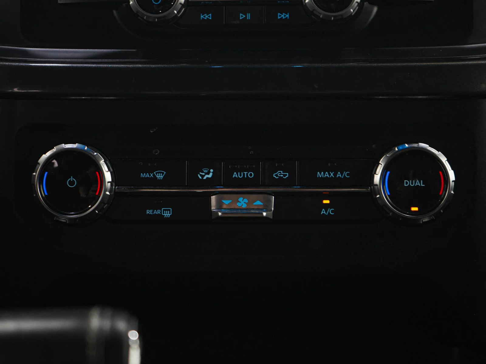 Used 2023 Agate Black Metallic Ford XLT image 18