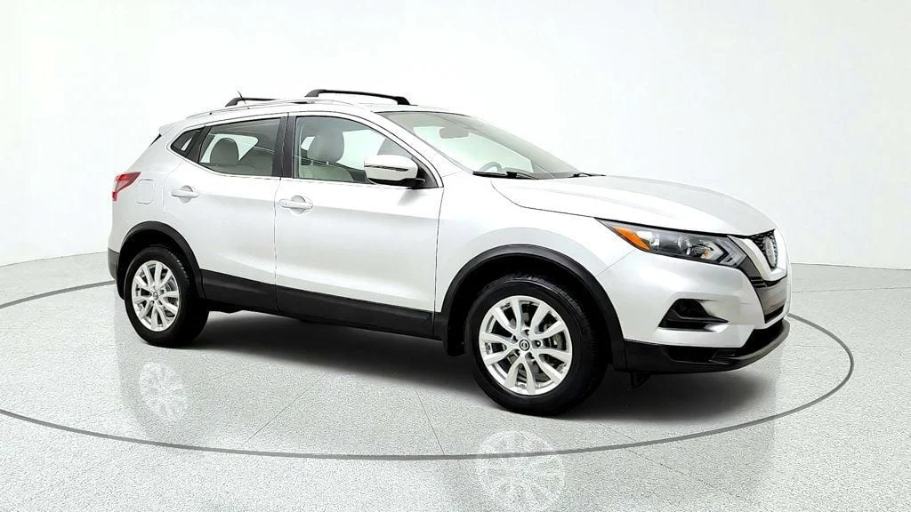 Used 2020 Brilliant Silver Metallic Nissan FWD SV image 3