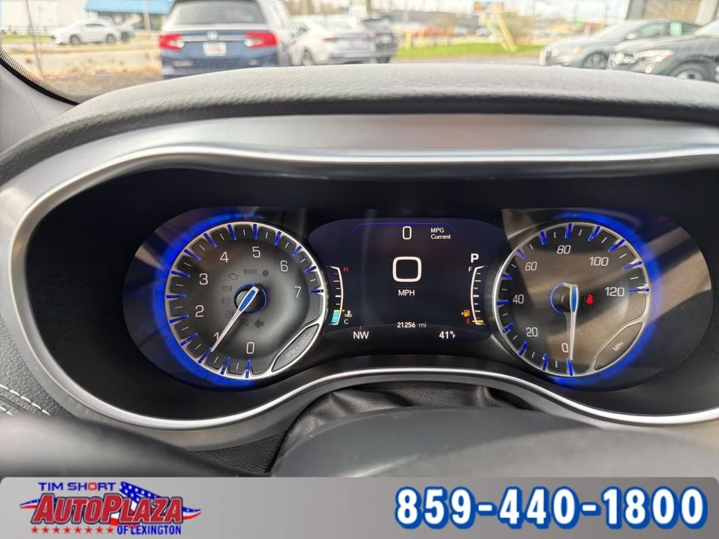 Used 2025 Black Chrysler Limited image 3