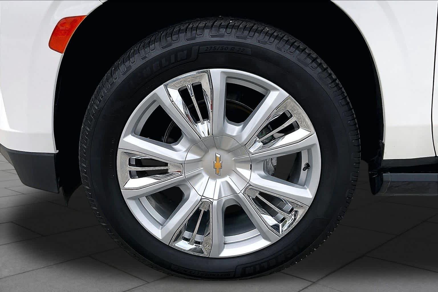Used 2021 Iridescent Pearl Tricoat Chevrolet High Country image 11