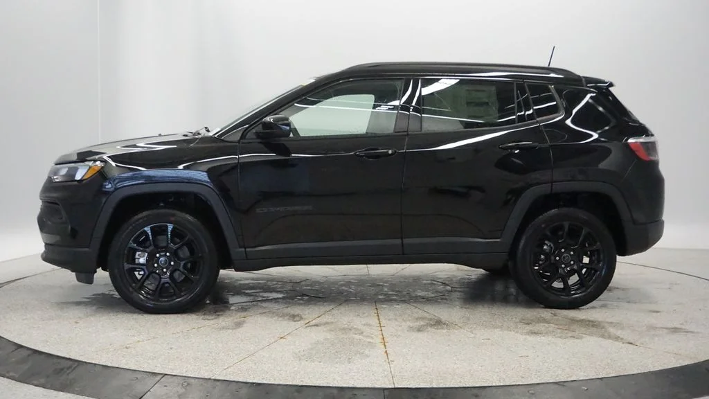 New 2026 Diamond Black Crystal Pearlcoat Jeep Latitude image 3