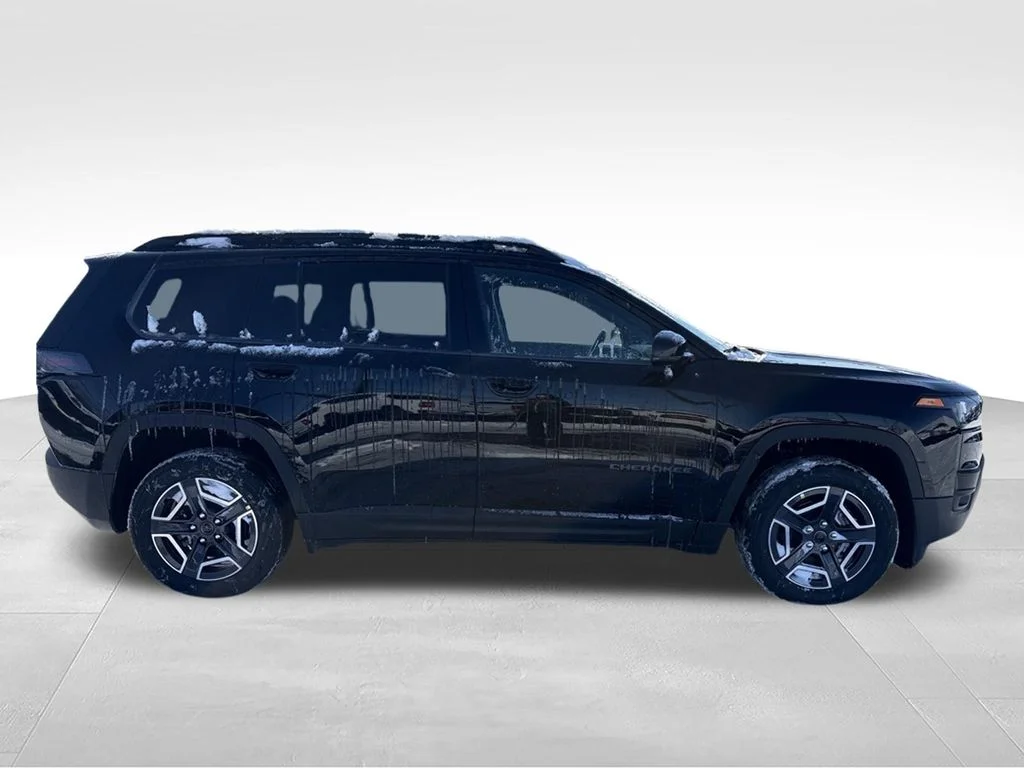 New 2026 Diamond Black Crystal Pearl-Coat Exterior Paint Jeep Limited image 2