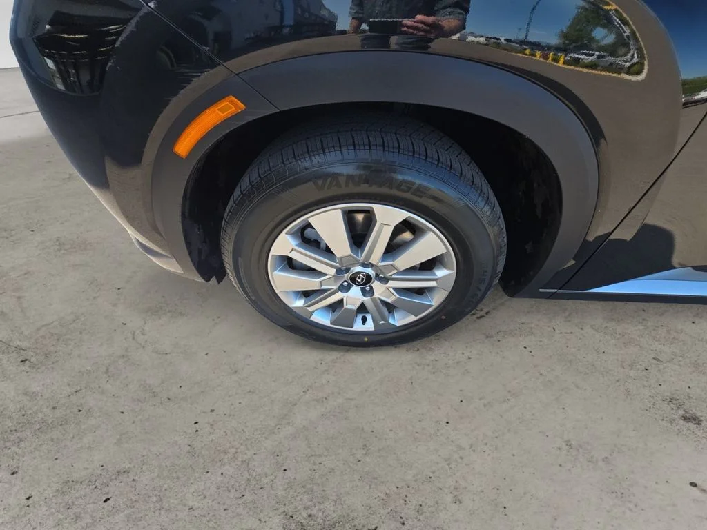 Used 2024 Black Hyundai SEL image 9