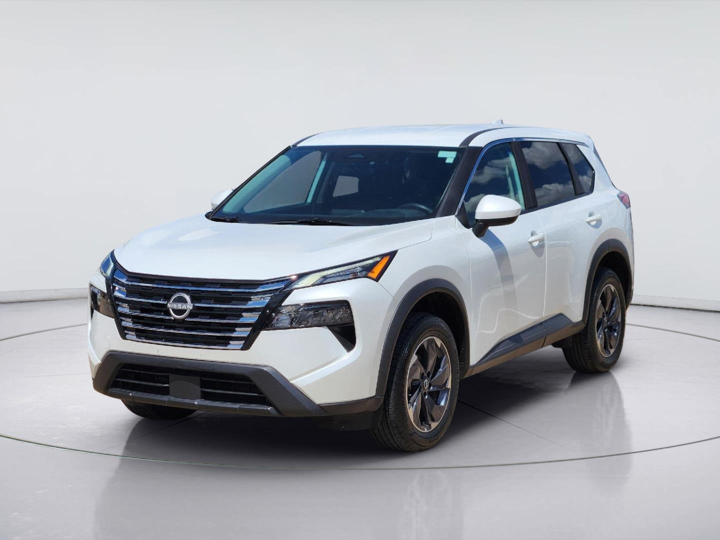 Used 2025 Everest White Pearl Nissan SV image 3