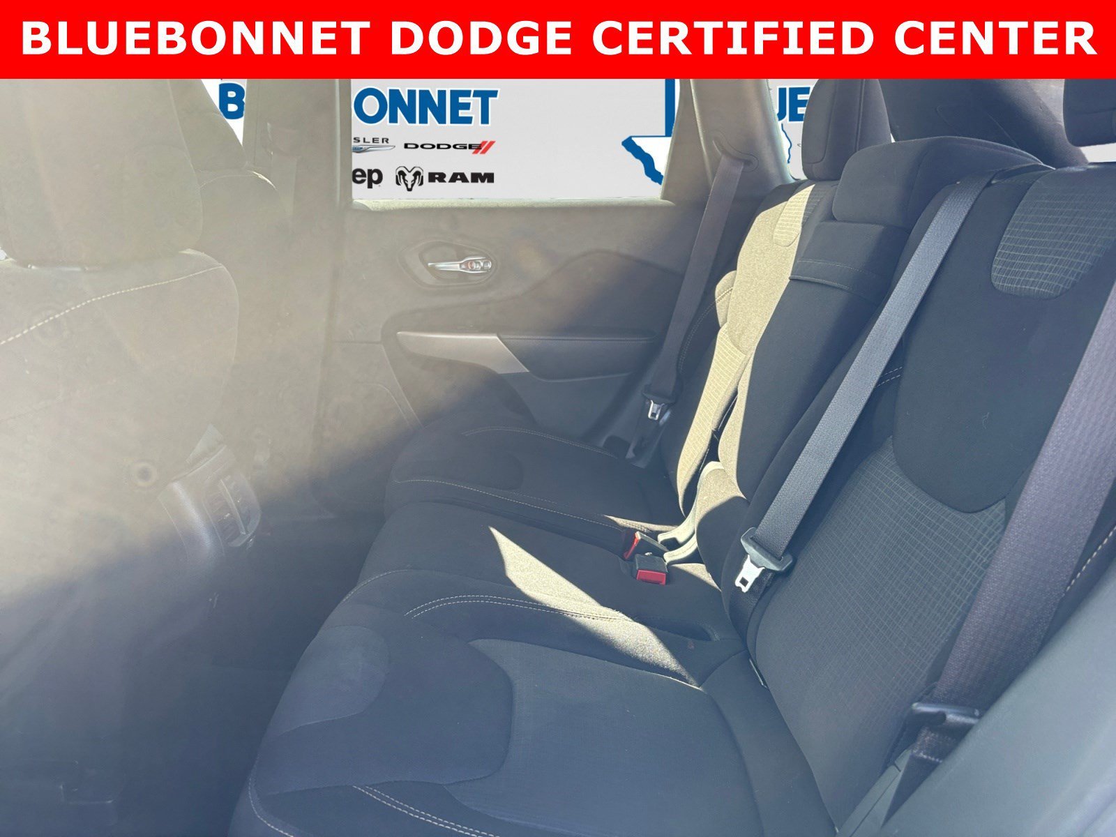 Used 2017 Bright White Clearcoat Jeep Latitude image 22