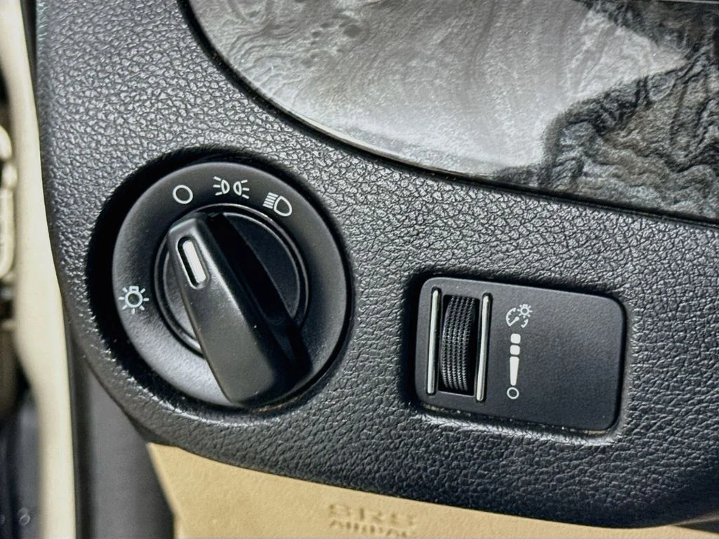 Used 2015 Cashmere/Sandstone Pearlcoat Dodge SXT image 14