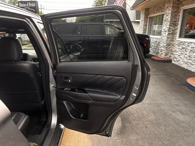 Used 2022  Mitsubishi  image 18
