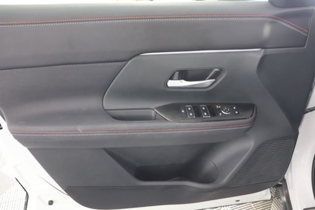 Used 2025 Aspen White Nissan SR image 24