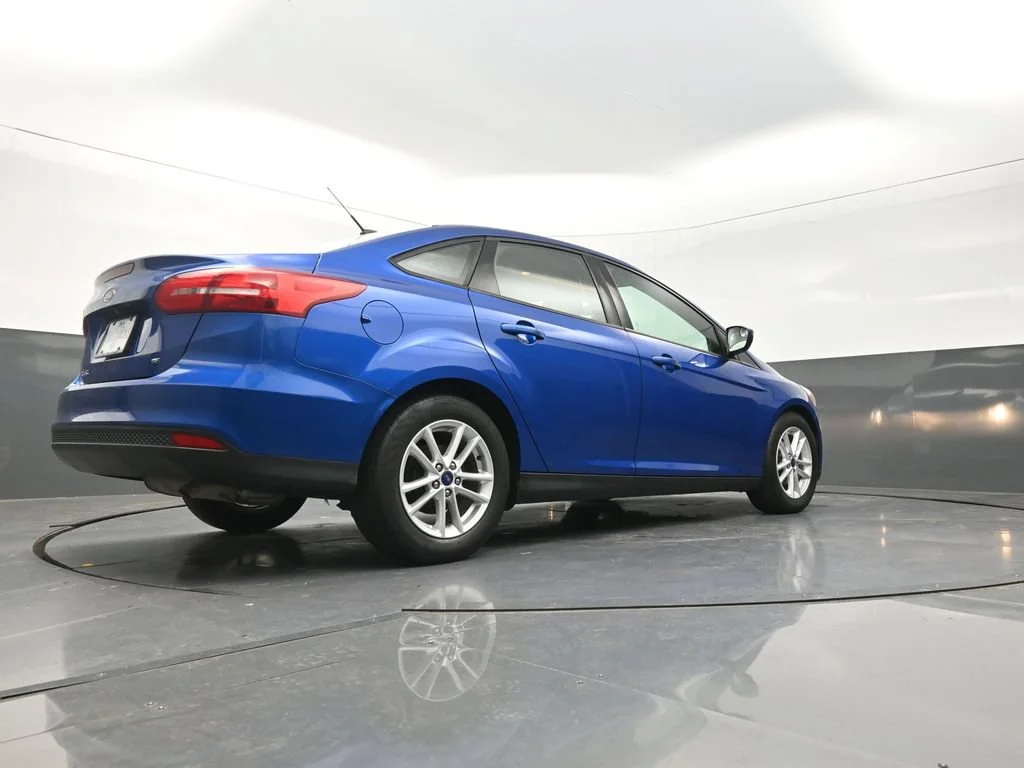 Used 2018 Blue Ford SE image 29