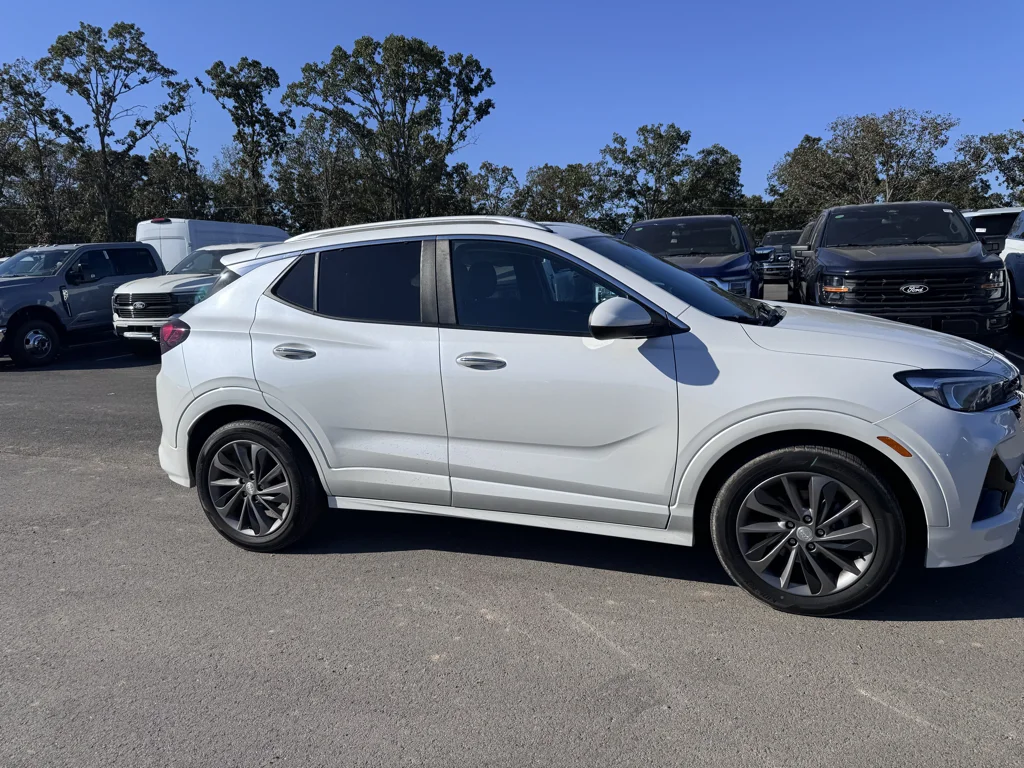 Used 2023 White Frost Tricoat Buick Select image 5