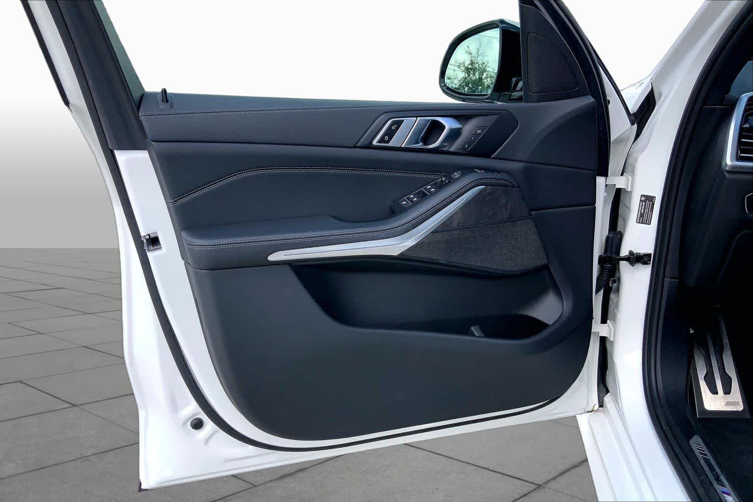 Used 2023 Alpine White BMW sDrive40i image 25