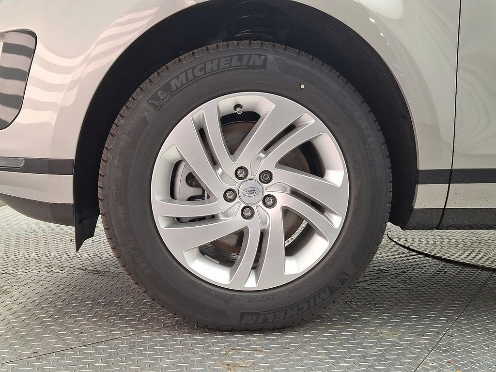 New 2026 Seoul Pearl Silver Land Rover S image 5