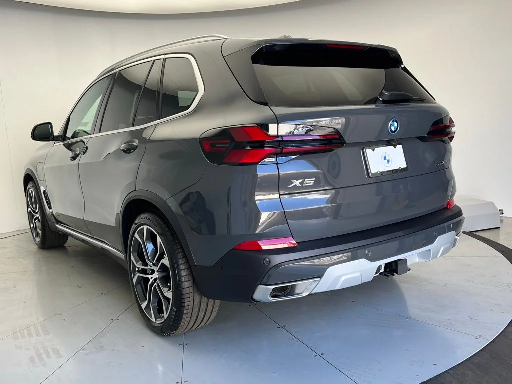 New 2026 Dravit Grey Metallic BMW xDrive50e image 4