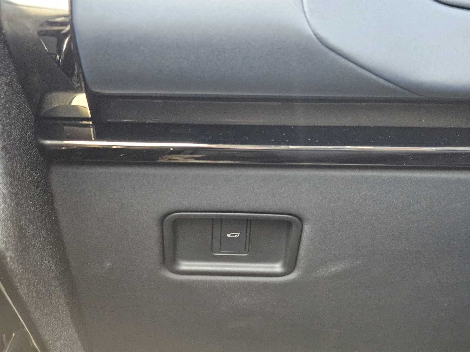 Certified Used 2024 Fuji White Land Rover Dynamic SE image 20