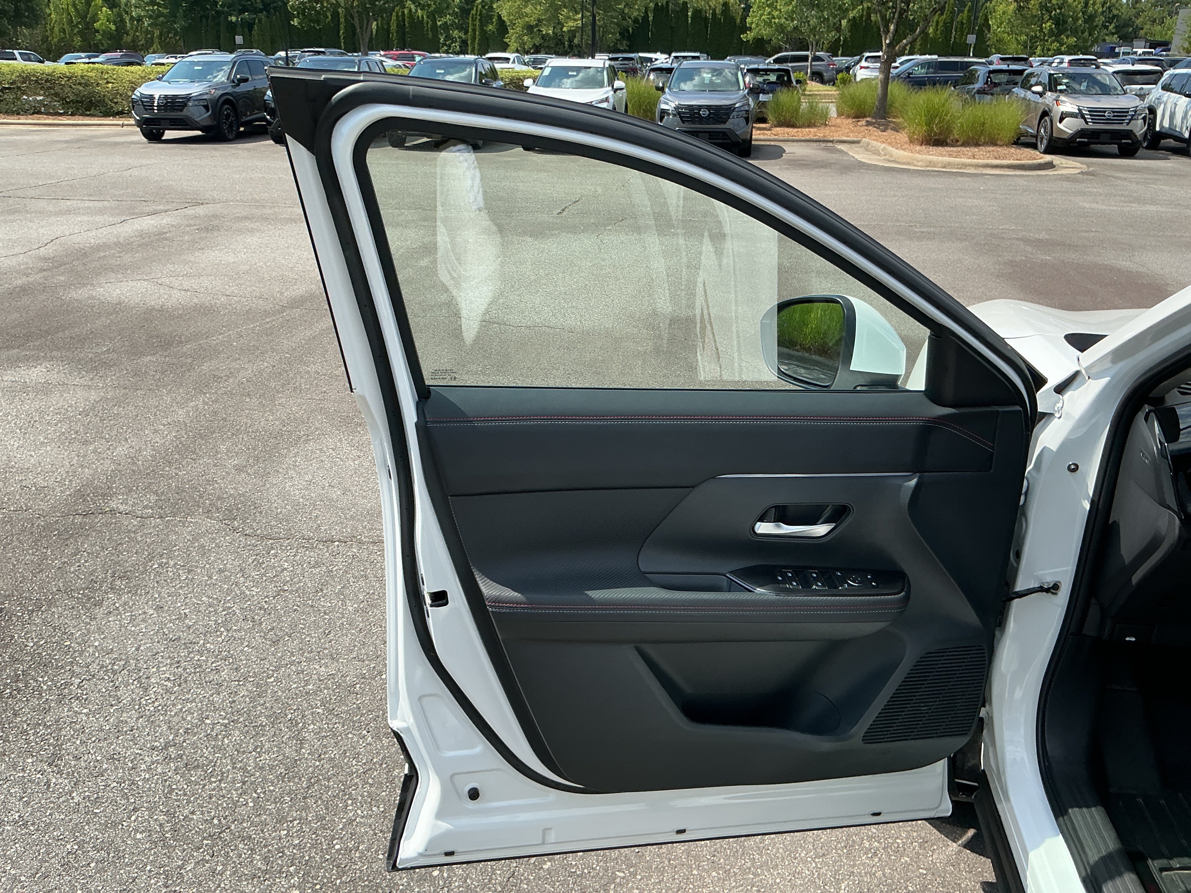 Used 2025 Aspen White Tricoat Nissan SR image 11