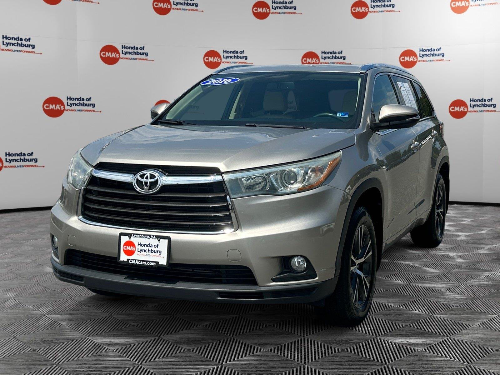 Used 2016 Creme Brulee Mica Toyota XLE image 1