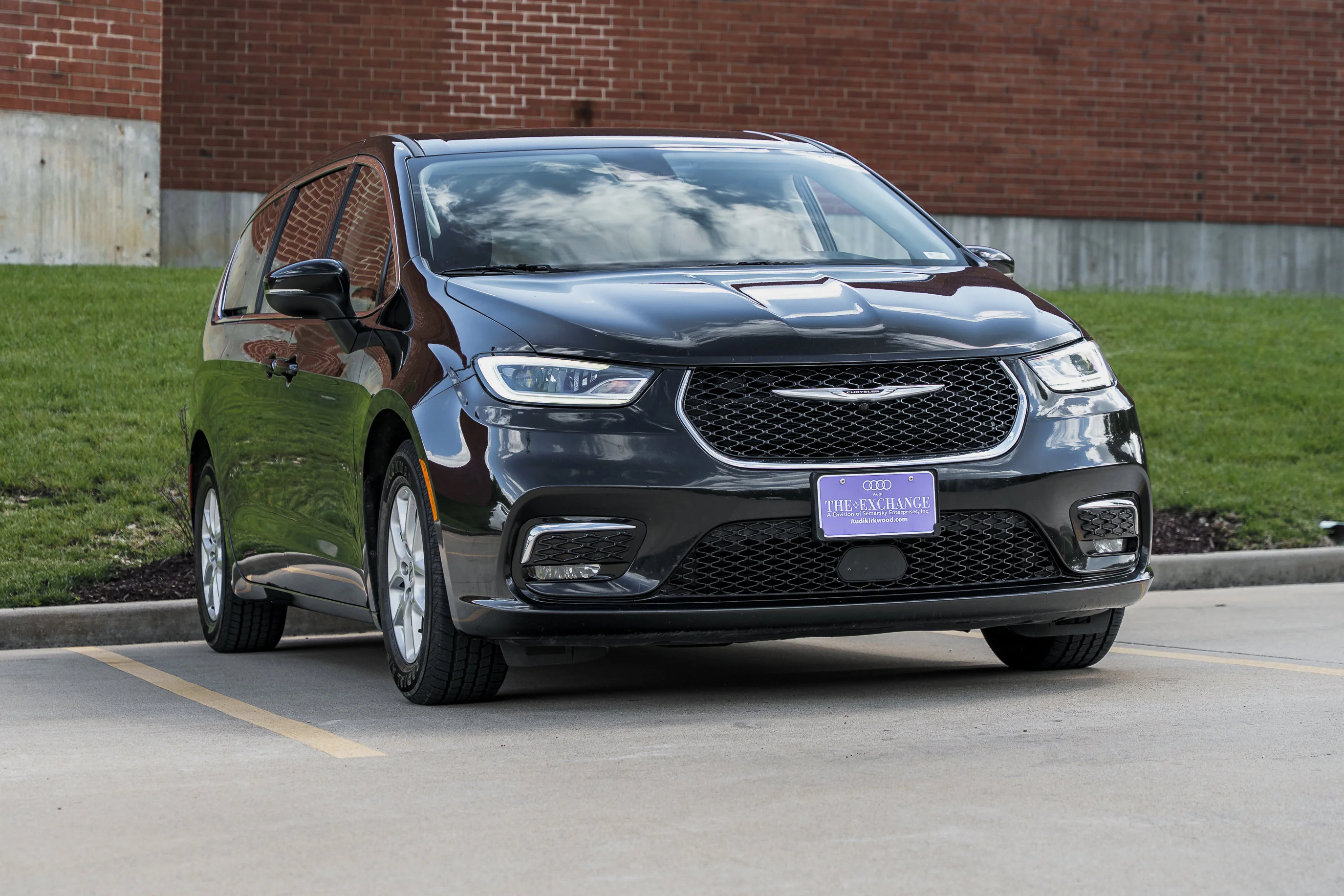 2023 Chrysler Pacifica Touring L's photo