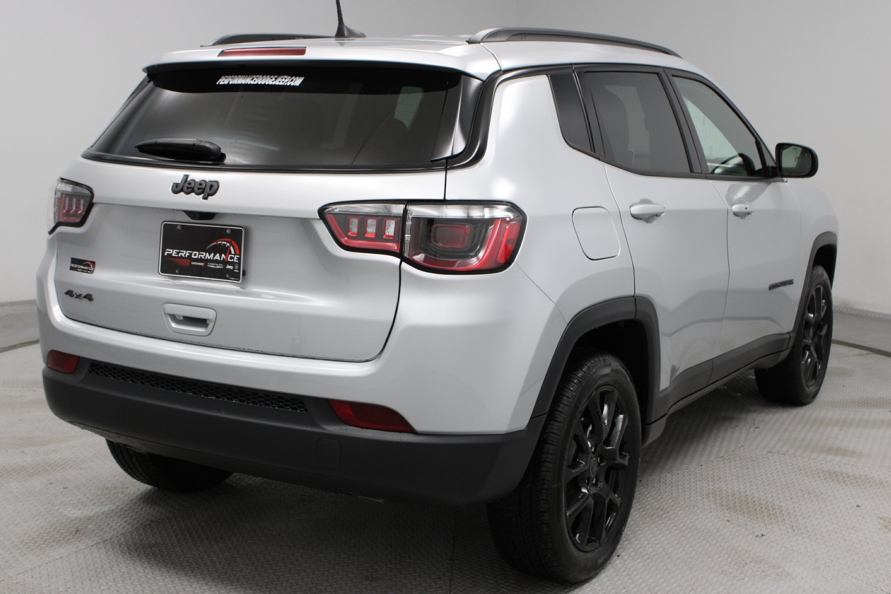New 2026 Silver Zynith Metallic Clear-Coat Exterior Paint Jeep Latitude Altitude 4x4 image 31