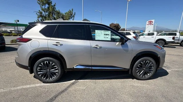 New 2026 Champagne Silver Metallic / Super Black Two-tone Nissan Platinum image 3