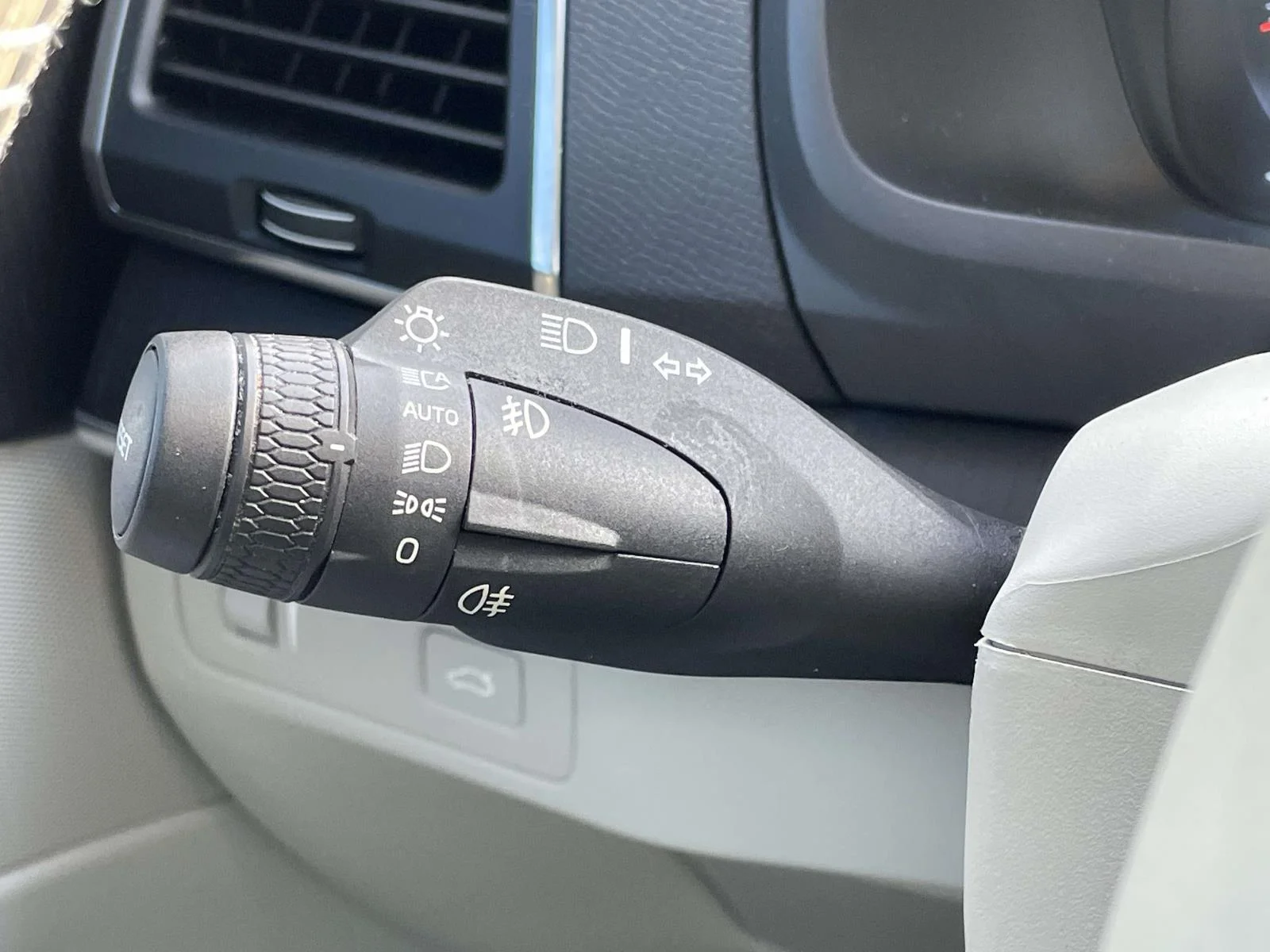 Used 2020 Denim Blue Metallic Volvo Momentum image 12