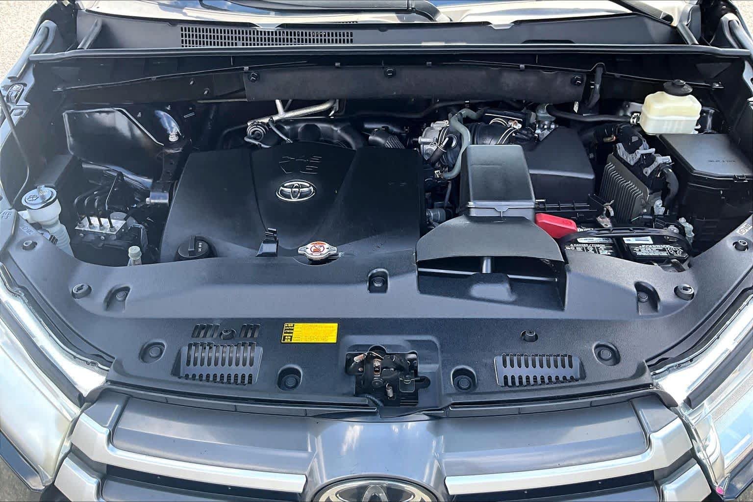 Used 2018 Midnight Black Metallic Toyota XLE image 32