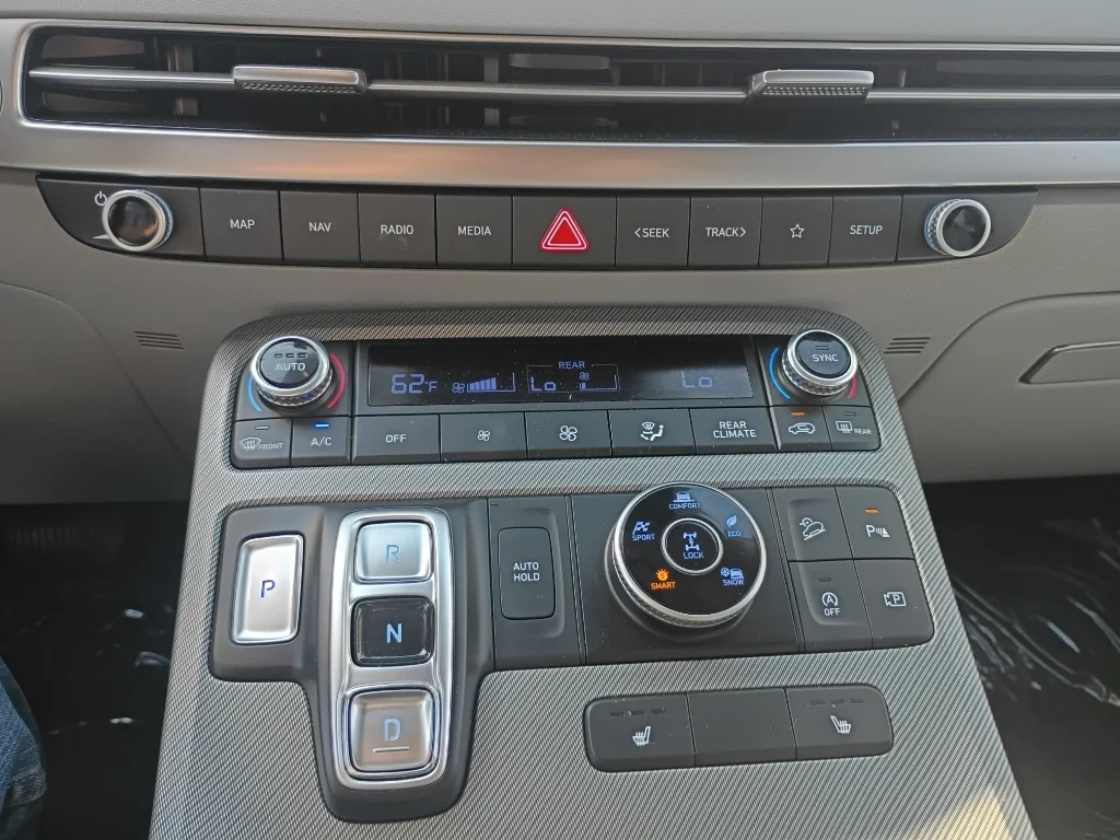 Used 2025  Hyundai SEL image 27