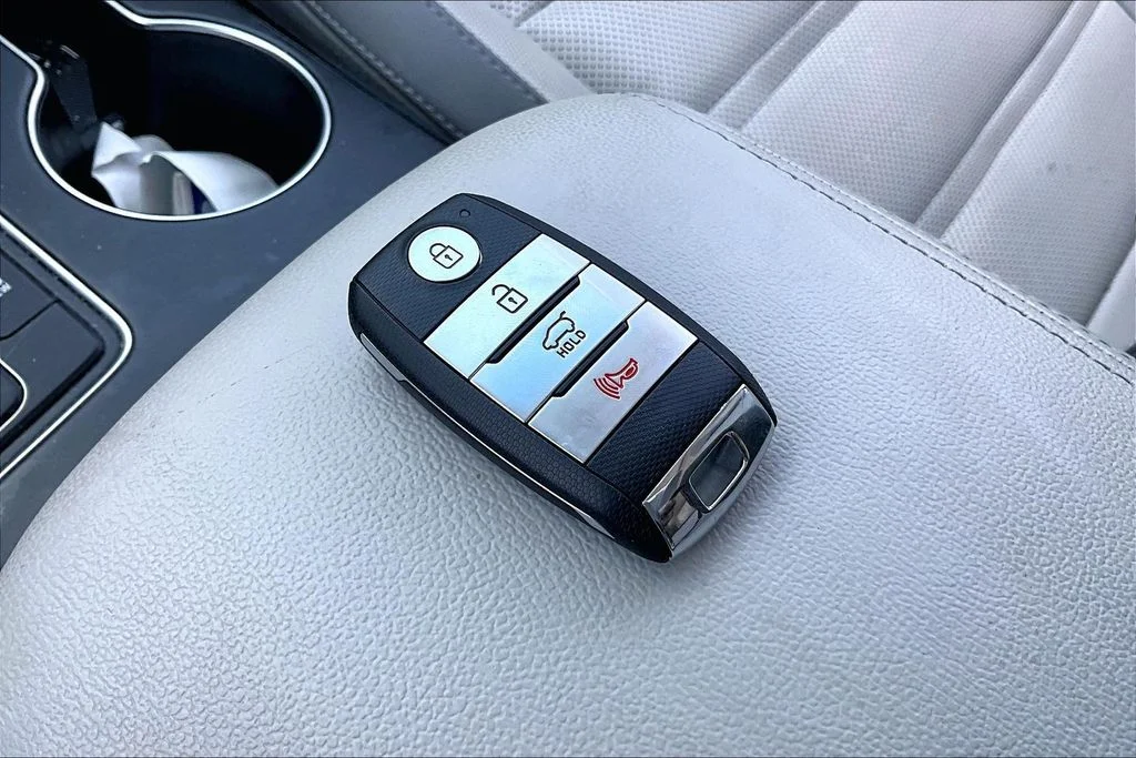 Used 2020 White Kia SX image 33