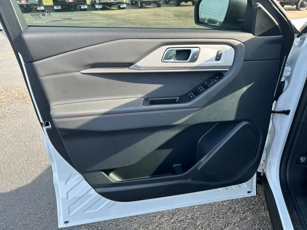 New 2026 Star White Metallic Tri-Coat Ford Active image 10
