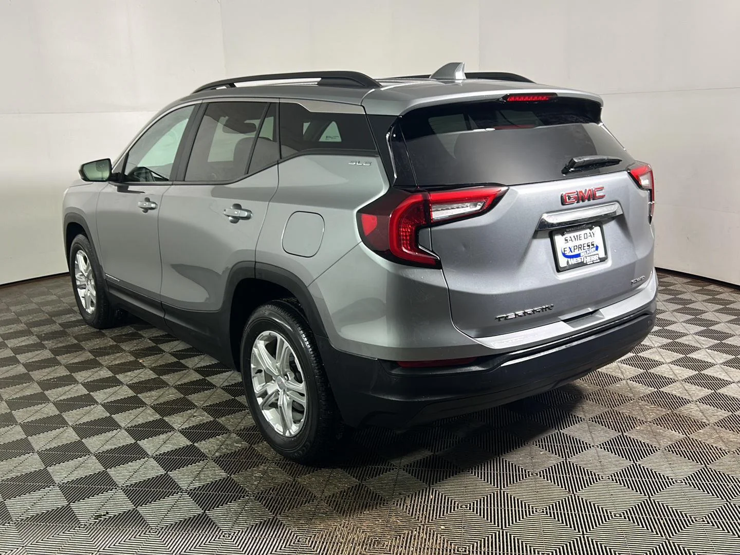 Used 2023 Sterling Metallic GMC SLE image 17