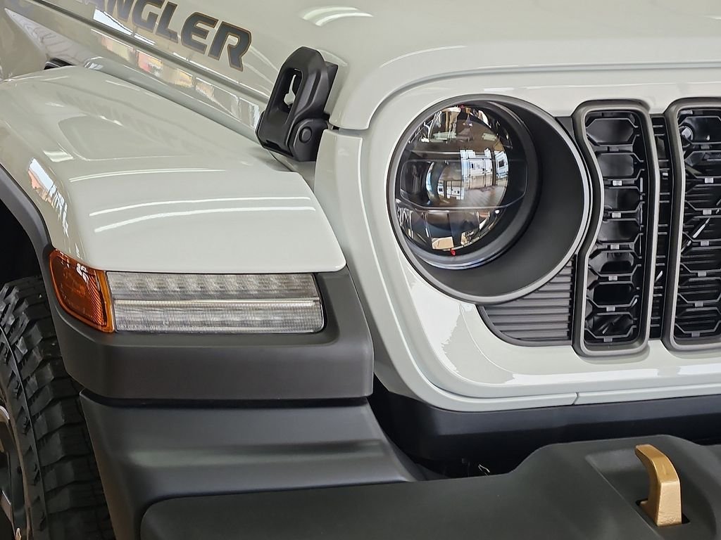 New 2026 Bright White Clear-Coat Exterior Paint Jeep 85th Anniversary Edition image 8