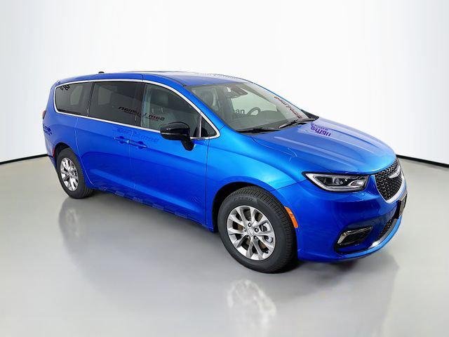 2026 Chrysler Pacifica Select AWD's photo