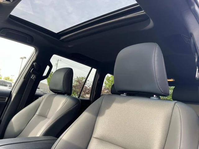 Used 2022 White Lexus 460 image 35