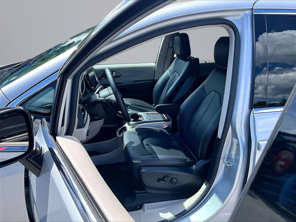 Used 2024 Silver Chrysler Touring L image 26