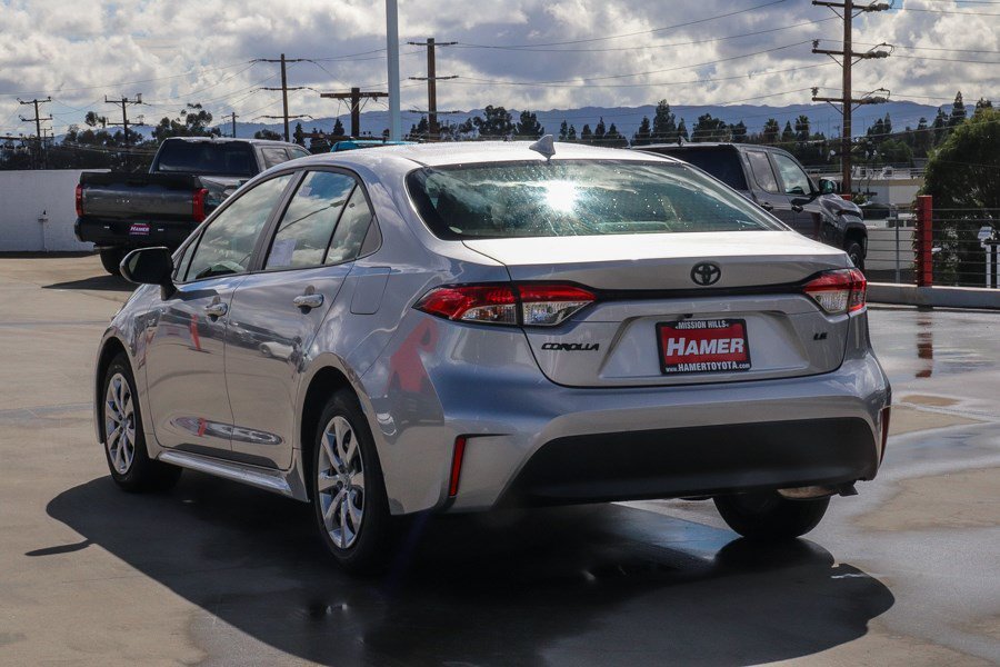 New 2027 Classic Silver Metallic Toyota LE image 4