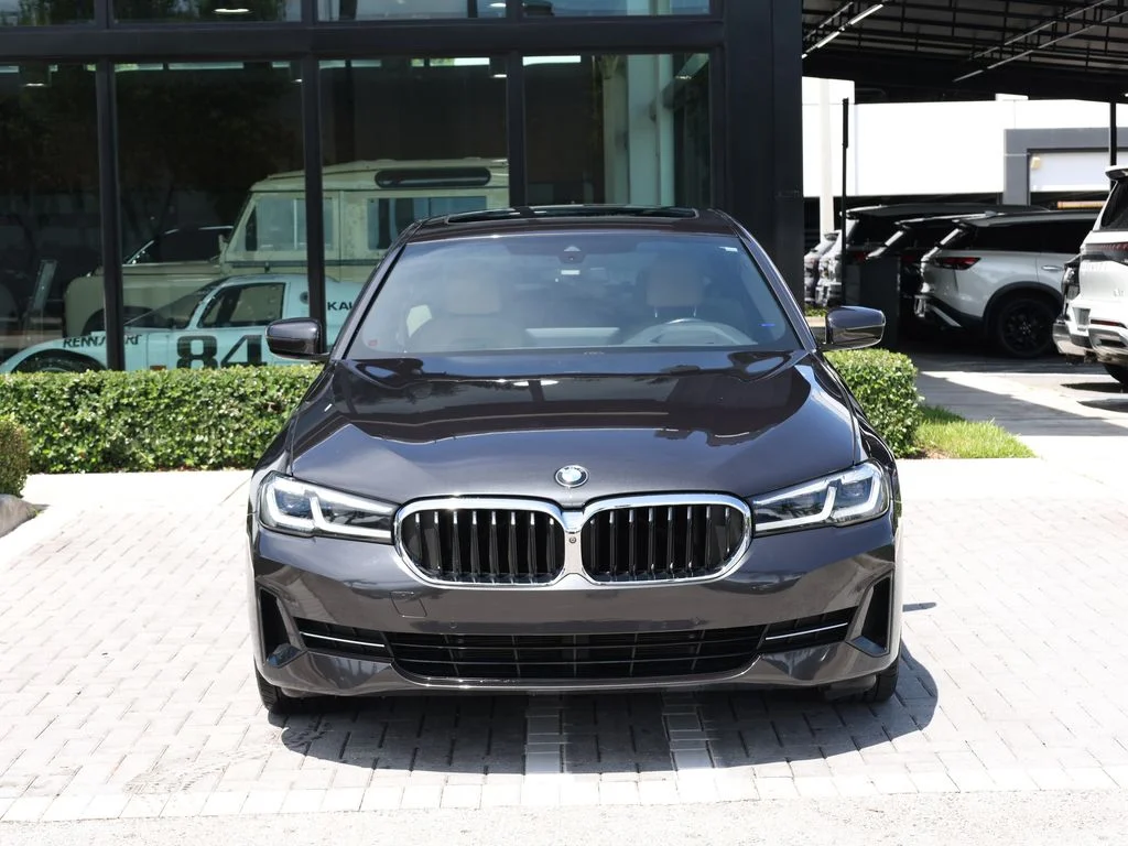 Used 2021 Gray BMW 530i xDrive image 3