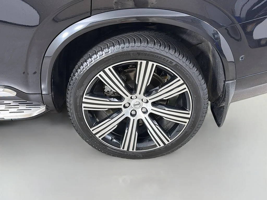 Used 2023 Onyx Black Metallic Volvo Ultimate image 34