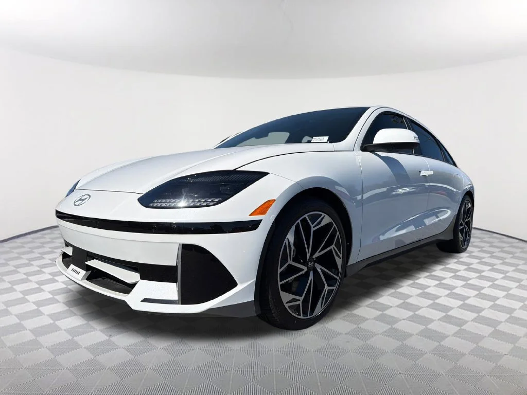 Used 2024 White Hyundai SEL image 1