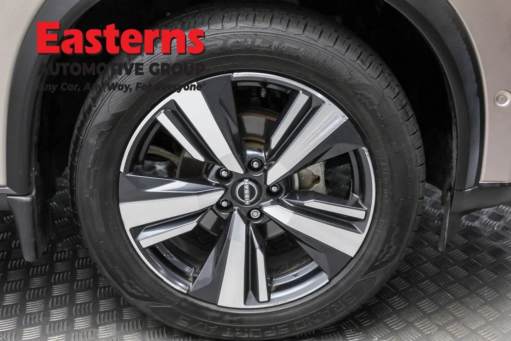 Used 2023 Silver Nissan SL image 31