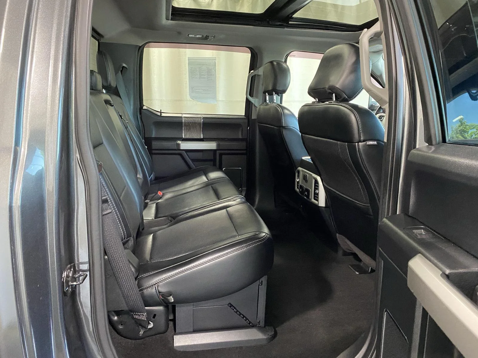 Used 2019 Magnetic Ford LARIAT image 15