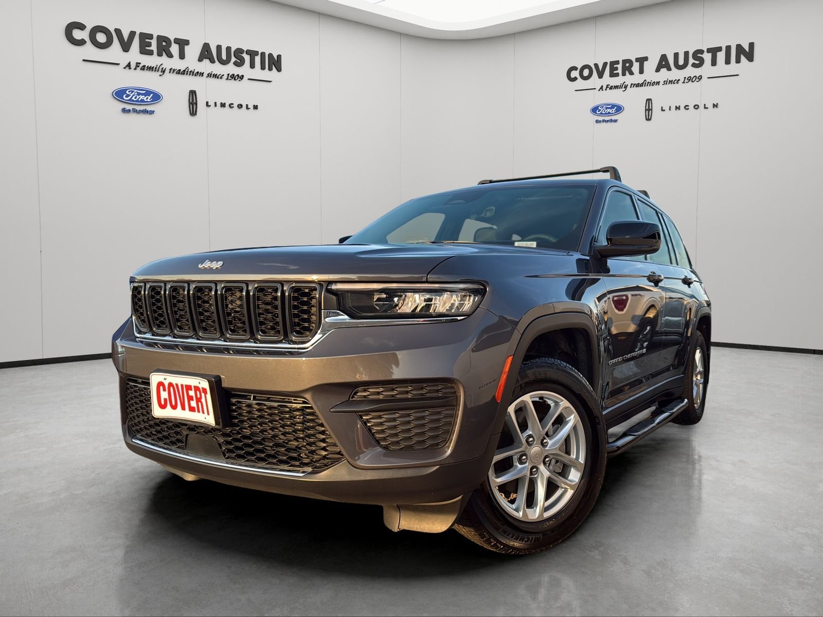 Used 2025 Gray Jeep Laredo X image 1
