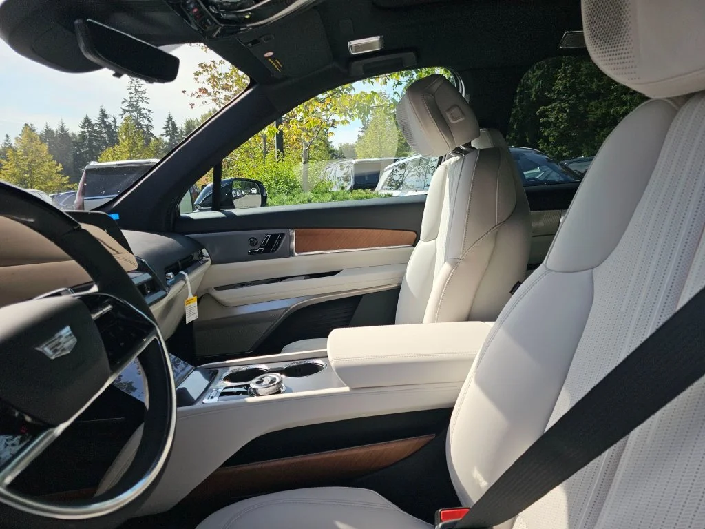 New 2027 Vibrant White Tricoat Cadillac Luxury image 24