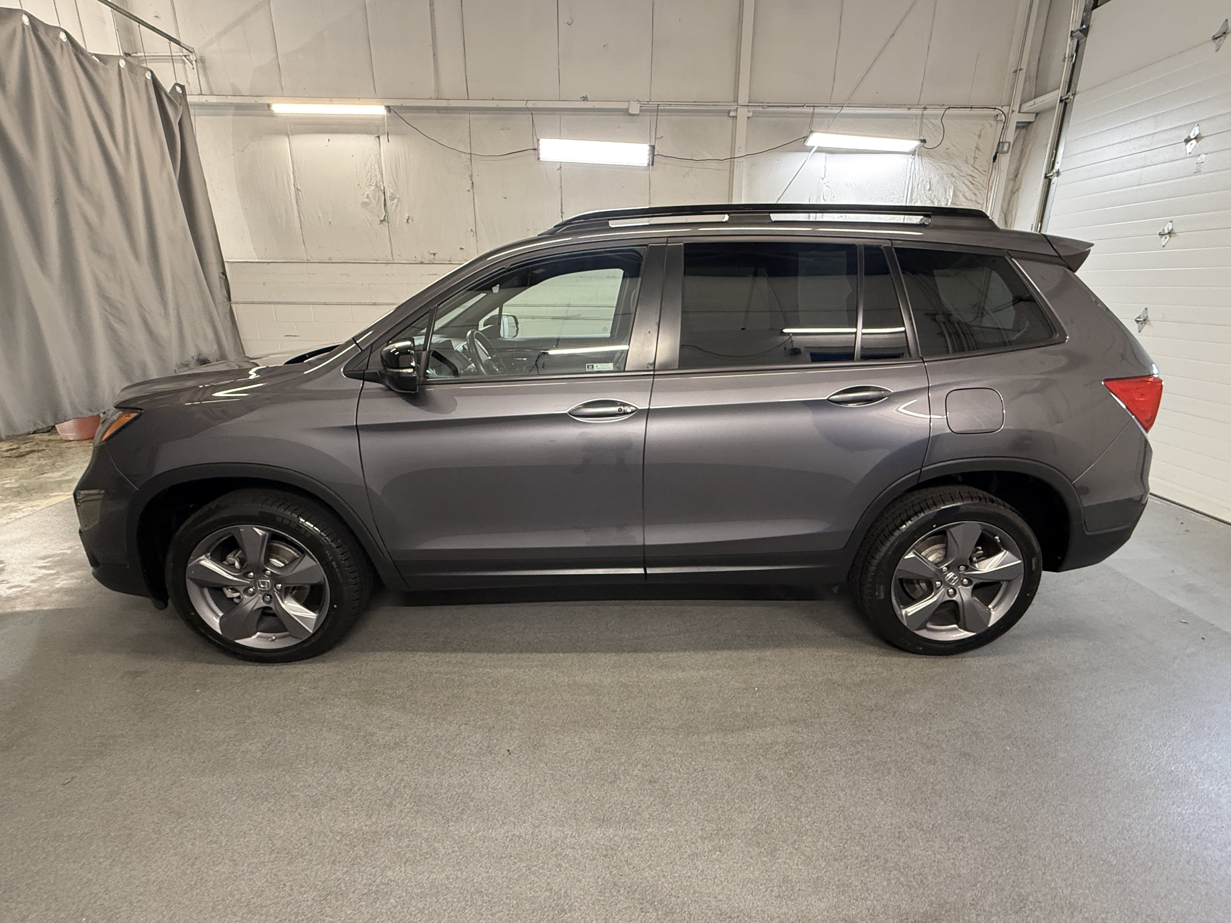 Used 2019 Modern Steel Metallic Honda Touring image 5