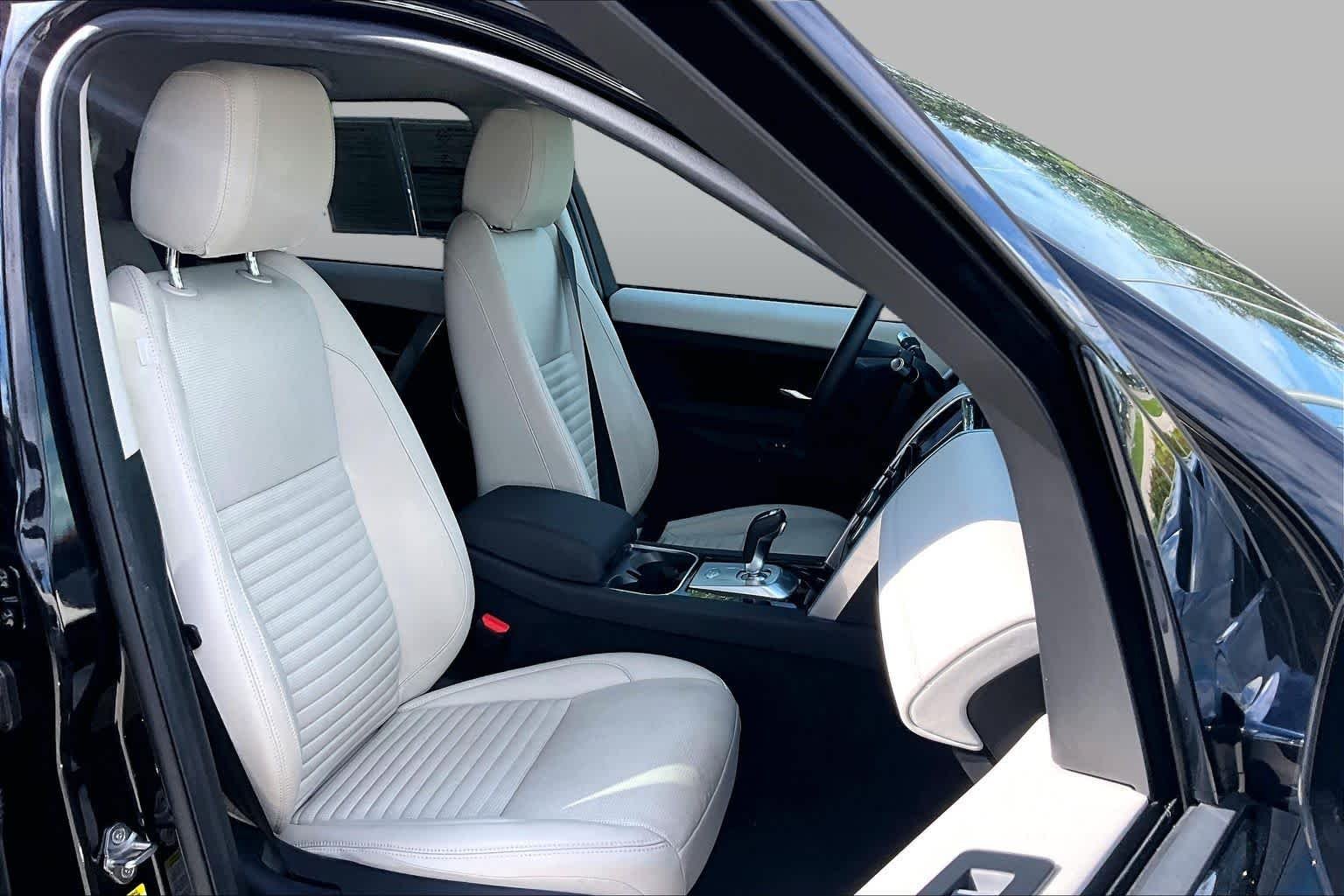 Used 2022  Land Rover S image 9