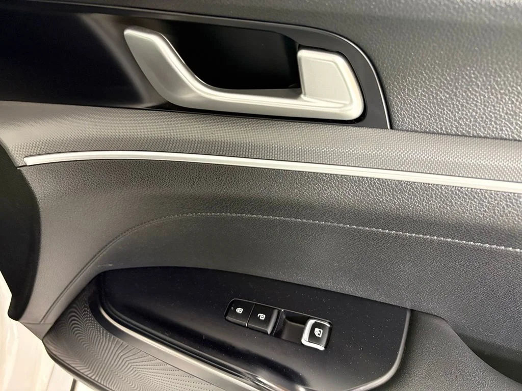 Used 2022 White Kia GT-Line image 13