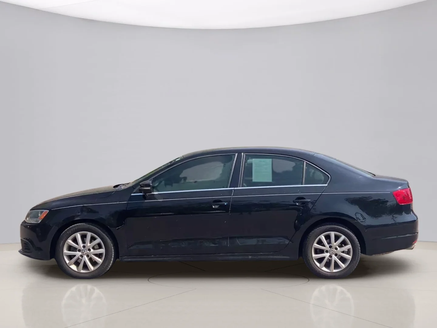 Used 2013 Black Volkswagen SE image 2