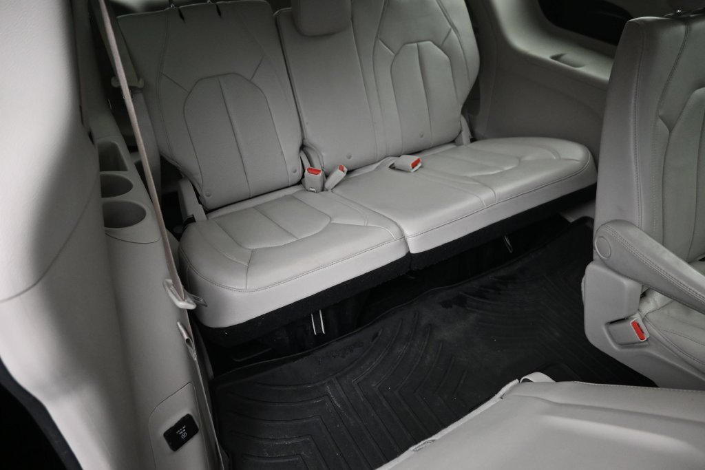 Used 2018 Gray Chrysler Touring L Plus image 12