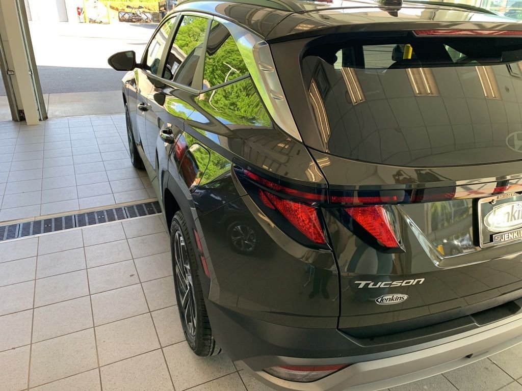 2018 Toyota RAV4 LE - Photo 29