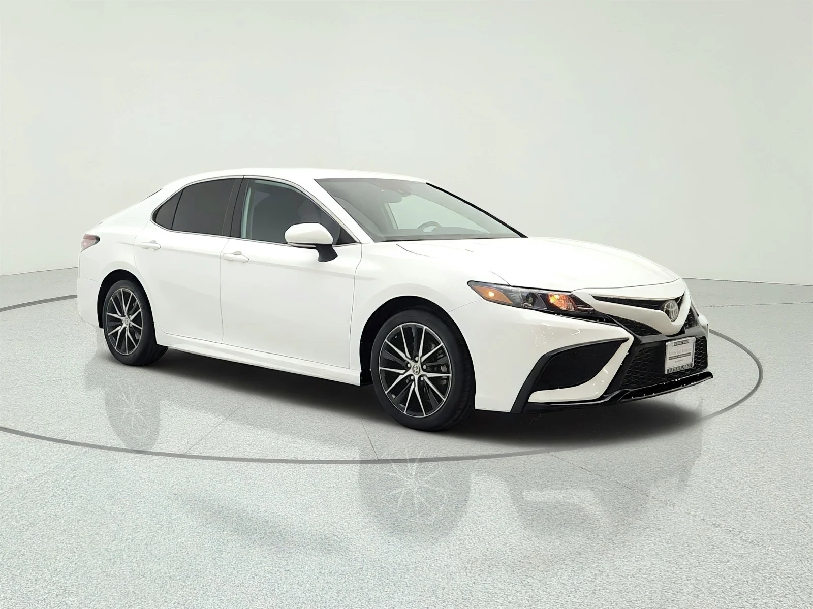 Used 2023 Ice Cap Toyota SE image 3