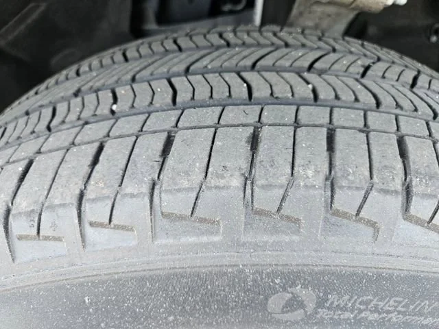 Used 2023  Jeep Laredo image 29